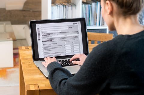 Eine Frau macht am Notebook ihre Steuererklärung