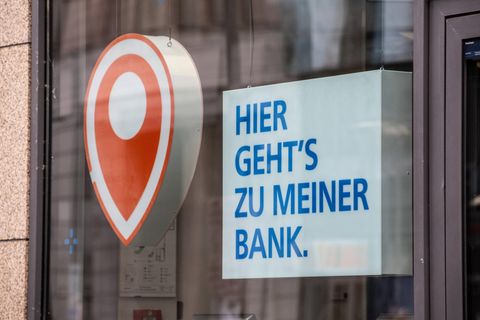 „Hier geht's zu meiner Bank“ steht im Schaufenster einer Filiale der Volksbank in Berlin