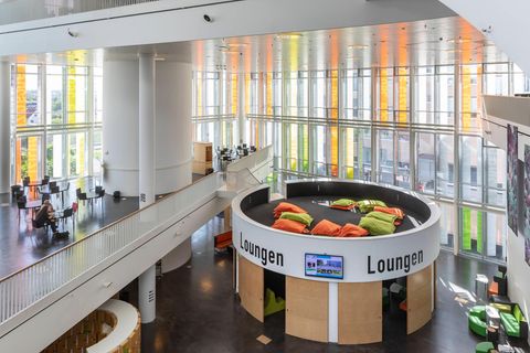 Moderne, flexible Architektur und konsequenter Einsatz von digitalen Medien machen das Orestad Gymnasium in Kopenhagen zum weltweiten Vorbild für Schulen