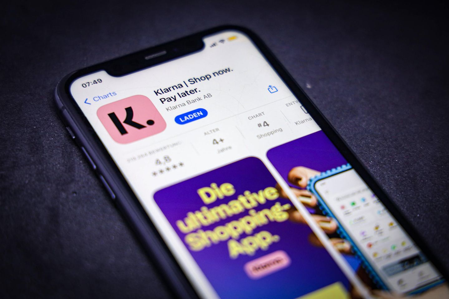 Klarna ist einer der bekanntesten „Buy Now, Pay Later“-Anbieter. Das Unternehmen steht wegen des Modells in der Kritik. In sozialen Medien berichten immer mehr Menschen unter dem Hashtag #Klarnaschulden, wie das Geschäftsmodell sie zu Käufen und letztlich in die Insolvenz trieb