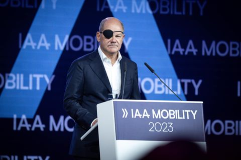 Bundeskanzler Olaf Scholz eröffnete mit Augenklappe die Internationale Automobilausstellung (IAA) in München
