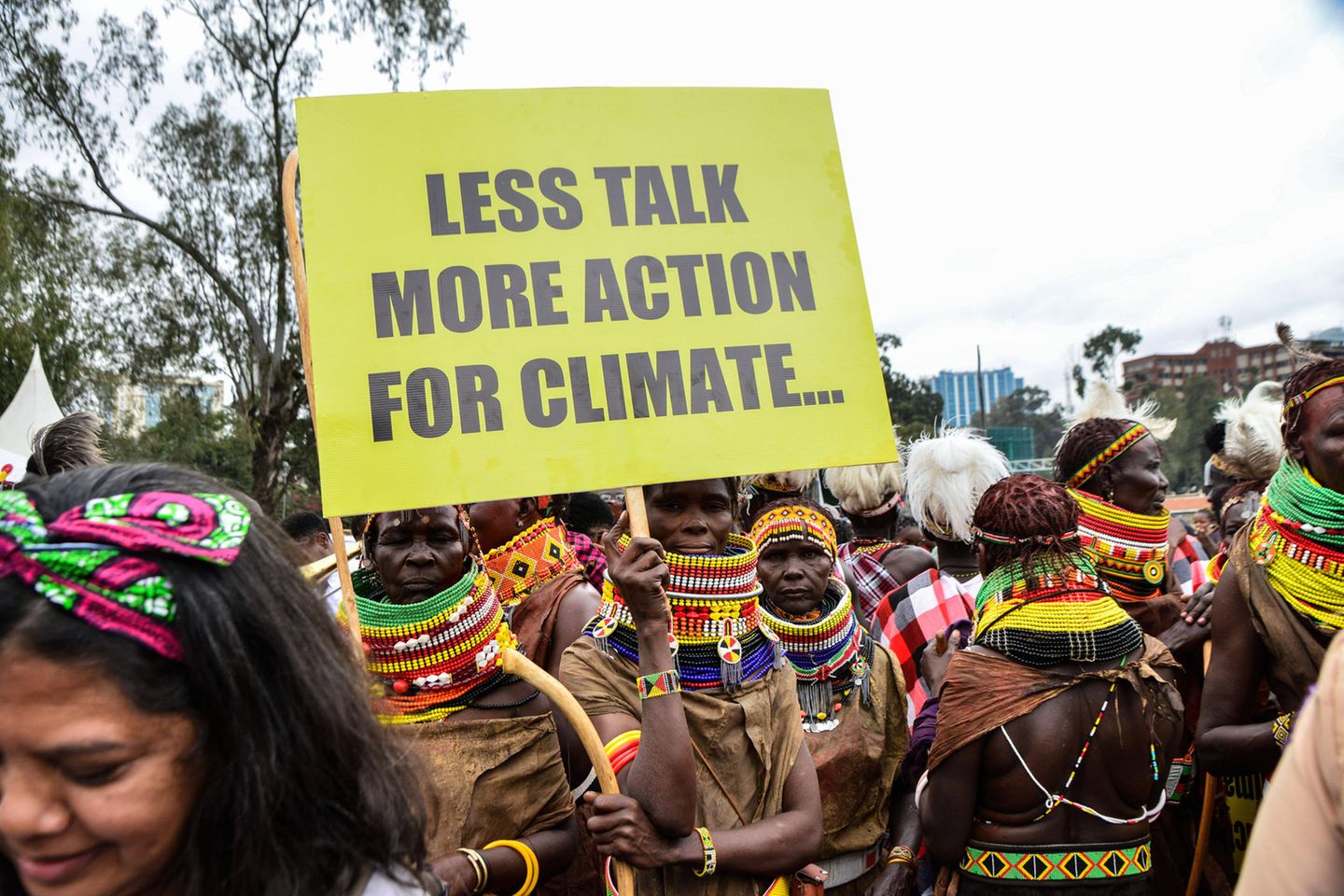 Mitglieder des Turkana-Volks aus Nord-Kenia demonstrieren beim Klimagipfel in Nairobi. Sie fordern von den Umweltverschmutzern dieser Welt mehr Unterstützung für die Opfer des Klimawandels