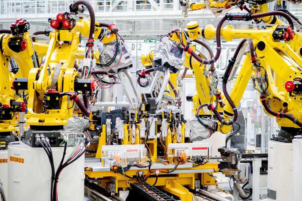 Roboter fertigen im Werk Emden der Volkswagen AG die Karosserie für ein vollelektrisches Fahrzeug vom Typ Volkswagen ID.4