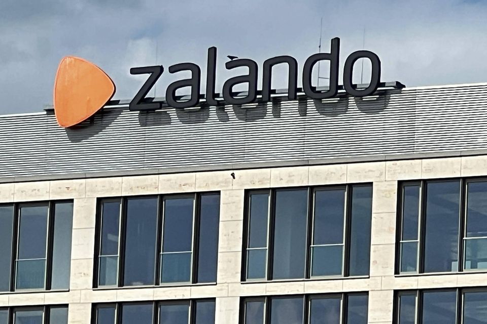 Bei sieben Dax-Unternehmen befanden sich laut EY zuletzt mehr als 70 Prozent des Aktienbestands in der Hand ausländischer Investoren. Zalando belegte im Ranking mit 71 Prozent (Vorjahr: 65 Prozent) den siebten Platz. Der Online-Versandhändler verzeichnete den Angaben zufolge den viertgrößten Zuwachs seit 2021. Lediglich sieben Prozent der Aktien verblieben in Deutschland, 22 Prozent waren laut den Analysten nicht zuzuordnen. Untersucht wurde der Aktienbestand (Stamm- und Vorzugsaktien), nicht das Gesamtkapital.