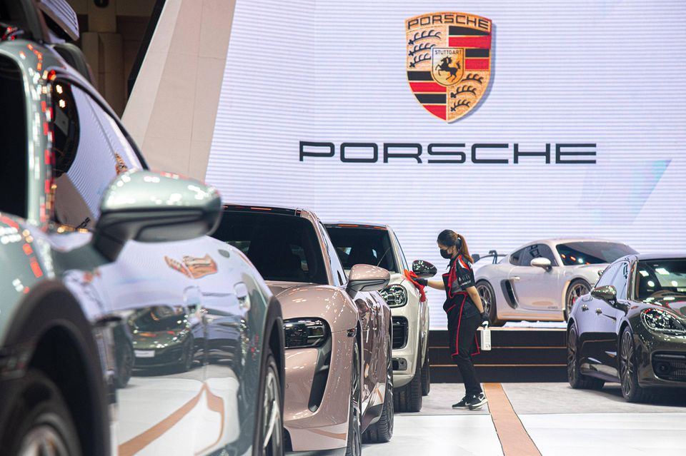 „Aktuell liegen 22,3 Prozent der Aktien der Dax-Konzerne in Depots von Anlegern im europäischen Ausland. Nordamerikanische Anleger halten 21,8 Prozent der Aktien. Investoren aus anderen Weltregionen spielen nur eine untergeordnete Rolle“, teilte EY mit. Den zweitniedrigsten Anteil ausländischer Investoren wies laut der Analyse die Porsche AG mit zwölf Prozent auf. Der Rest der Aktien der Volkswagen-Tochter, die 2022 an die Börse ging, wird den Angaben zufolge in Deutschland gehalten. Damit ist der Sportwagenhersteller im Dax die Ausnahme. Porsche sei eines von nur acht Unternehmen, bei denen sich mindestens die Hälfte der Aktien im Besitz inländischer Investoren befinde, informierte EY. „Weniger als ein Drittel (31 Prozent) der Aktien gehören deutschen Anlegern", hieß es weiter.
