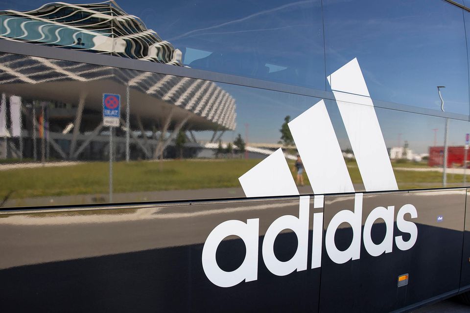 Adidas dürfte bald zu drei Vierteln in der Hand ausländischer Investoren sein. Ihr Anteil stieg laut EY 2022 von 71 auf 73 Prozent. Lediglich acht Prozent der Aktien des Sportartikelherstellers sind demnach noch gesichert in Deutschland. 2010 hatte der Anteil ausländischer Investoren an Adidas bereits bei 69 Prozent gelegen.