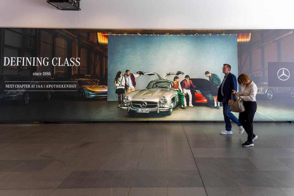Der Fokus ausländischer Investoren liegt bei den börsennotierten deutschen Autoherstellern laut EY klar auf Mercedes-Benz. Der Stuttgarter Autokonzern verzeichnete 2022 einen Anstieg von 65 auf 72 Prozent. Das war das drittgrößte Plus im Dax, wie EY feststellte. Darüber lagen nur noch Daimler Trucks (plus zwölf Prozentpunkte) und Covestro (plus acht Punkte). Mercedes-Benz erreichte damit erneut den Stand von 2010. Die restlichen 28 Prozent der Aktien wurden der Analyse zufolge von deutschen Investoren gehalten.