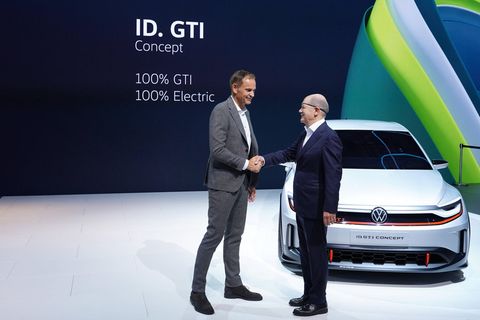 VW-Chef Oliver Blume (links) begrüßt Bundeskanzler Olaf Scholz auf dem Volkswagen-Stand der IAA