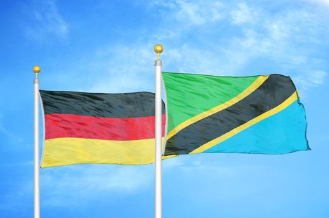 Flaggen von Deutschland und Tansania: Die Beziehung könnte deutlich partnerschaftlicher sein – doch Deutschland zögert