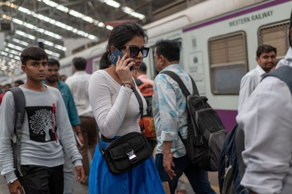 Pendler an der Station Churchgate in Mumbai. Jeden Tag nutzen viele Einwohner der Metropole die Station, um zur Arbeit zu kommen