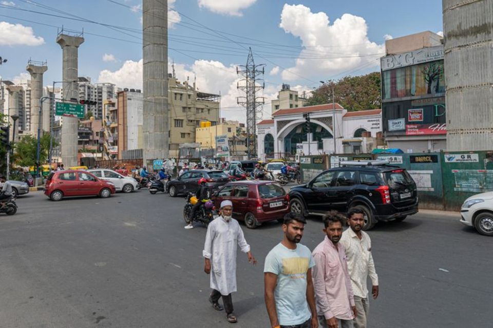 Der Verkehr in Bangalore, auf den Stelzen soll demnächst eine neue Metrolinie fahren