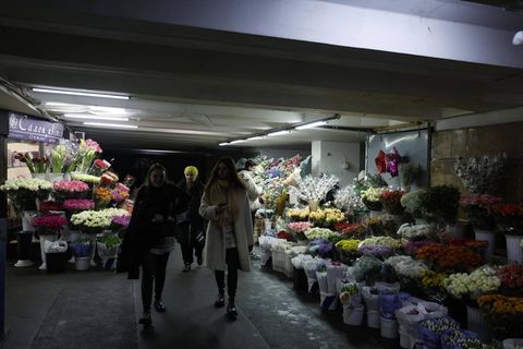 Der Serviceindustrie in Kiew geht es gut, auch Blumenläden können nicht über mangelnde Kundschaft klagen: Es müssen viele Soldaten beerdigt werden