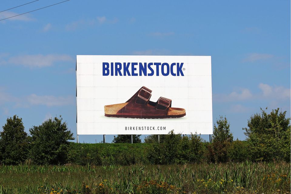 Birkenstock-Plakat: Traditionsmarke im Wandel