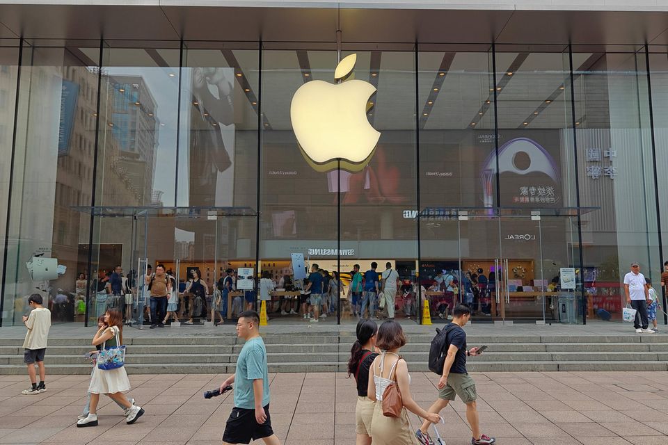 Apple-Store in Schanghai. Der US-Konzern bekommt offenbar Gegenwind von der chinesischen Regierung, die seinen Mitarbeitenden die Nutzung von iPhones angeblich untersagt