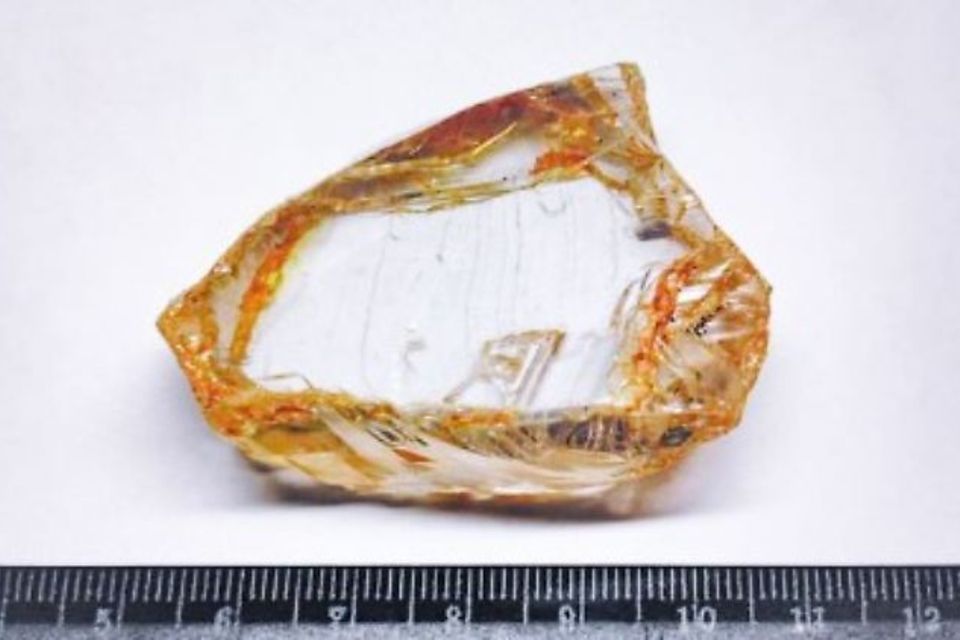 Diamant mit gelb-bräunlich schimmerndem Ring