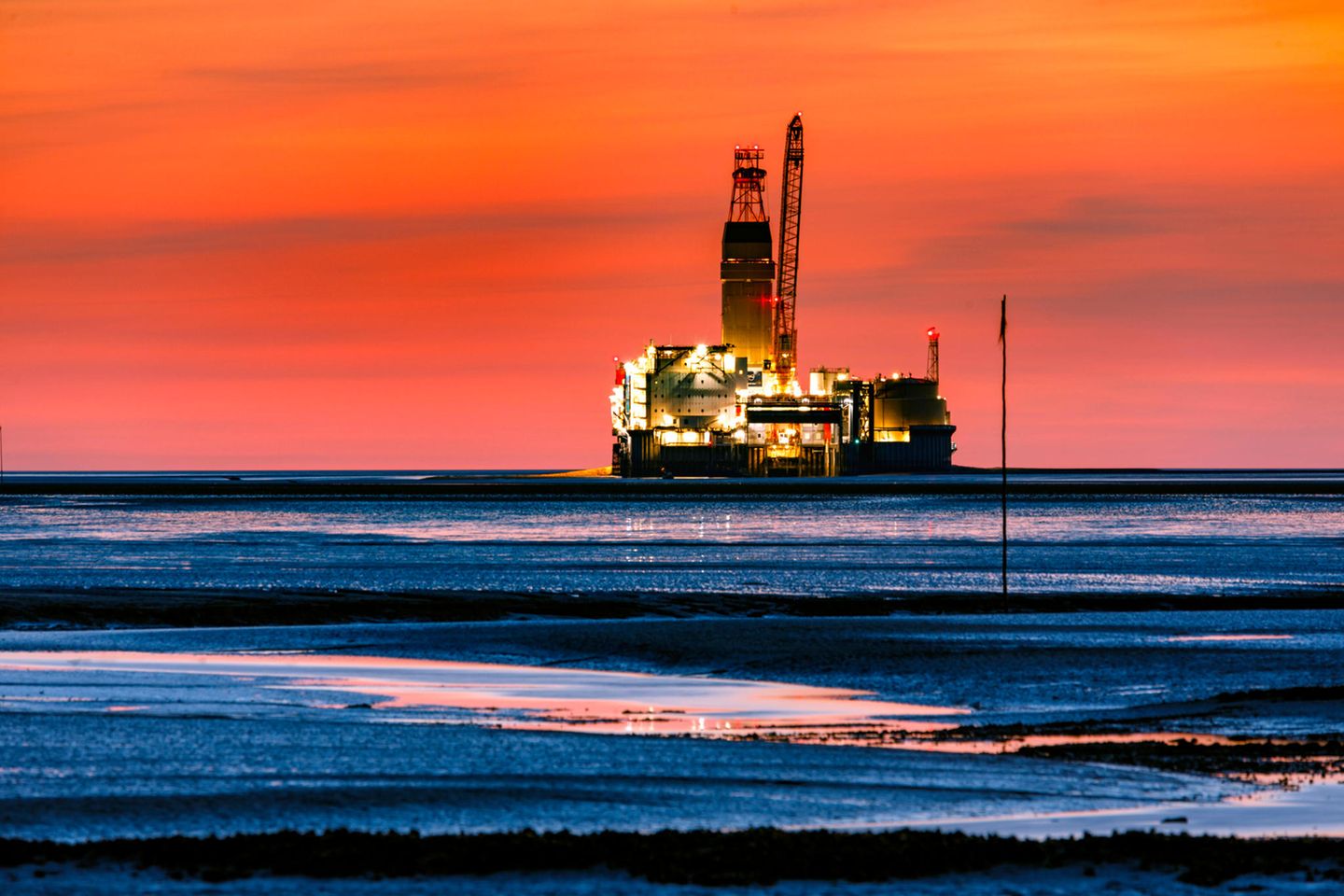 Ölbohrinsel in der Nordsee bei Sonnenuntergang