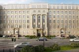 Die frühere Frankfurter Oberpostdirektion ging 2020 an die Adler Group, einen Luxemburger Projektentwickler. Sie hatte Großes vor mit dem Altbau: Unter dem klangvollen Namen „Grand Ouest“ sollten dort 240 Luxuswohnungen entstehen. Doch in den letzten Jahren sammelte Adler Krisenmeldungen wie andere Baufirmen Nachhaltigkeitspreise und bald stand das Vorhaben vor dem Aus.