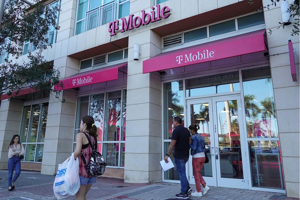Passanten gehen an einem T-Mobile-US-Geschäft in Miami vorbei