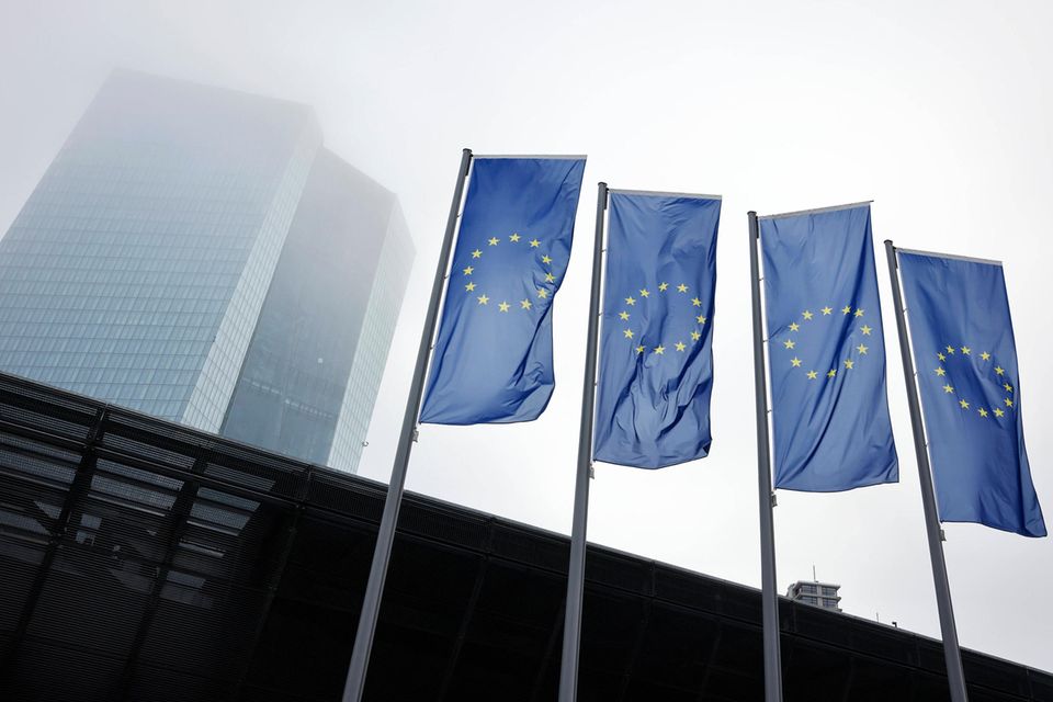 Nebel über der EZB in Frankfurt: viele Analysten sind unsicher, welchen Kurs die Notenbank einschlagen wird
