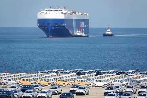 Im Hafen von Yantai in der Provinz Shandong stehen Autos zum Transport per Schiff bereit