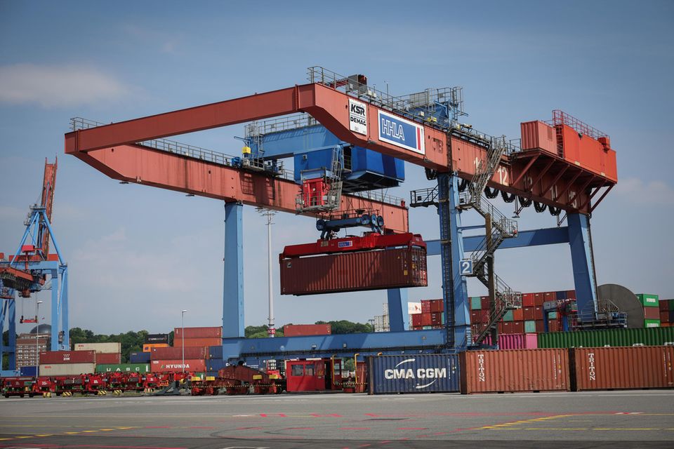 Container werden am Terminal Burchardkai im Hamburger Hafen verladen