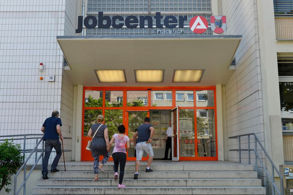 Menschen gehen die Treppe hoch zum Jobcenter in Berlin Mitte