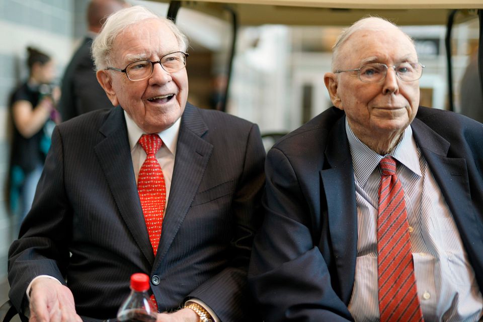 Warren Buffett (l.) und Charlie Munger: Die beiden Haudegen machen seit Jahrzehnten vor, wie Value Investing funktioniert