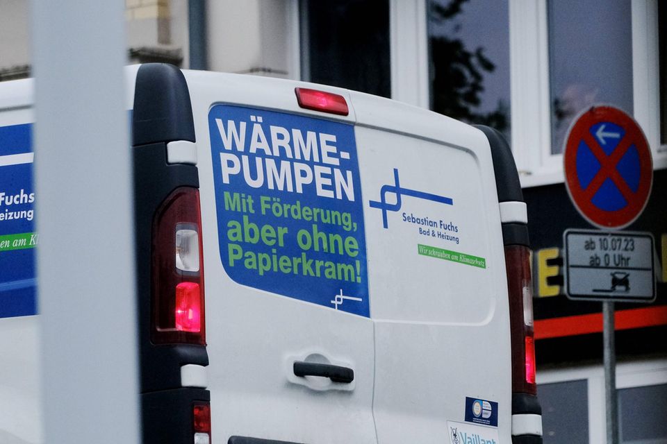 „Wärmepumpen. Mit Förderung aber ohne Papierkram“ steht auf einem Kleintransporter