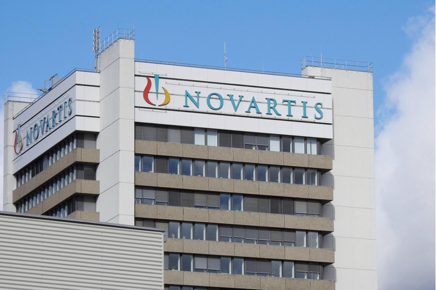 Gebäude auf dem Novartis Campus im Abendlicht in Basel