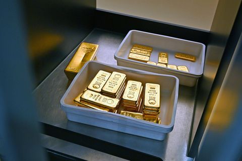 Goldbarren im Tresorraum des Goldhauses Pro Aurum in München