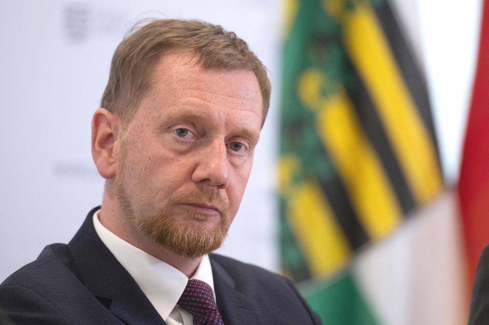 Michael Kretschmer (CDU), Ministerpräsident von Sachsen, spricht auf einer Pressekonferenz