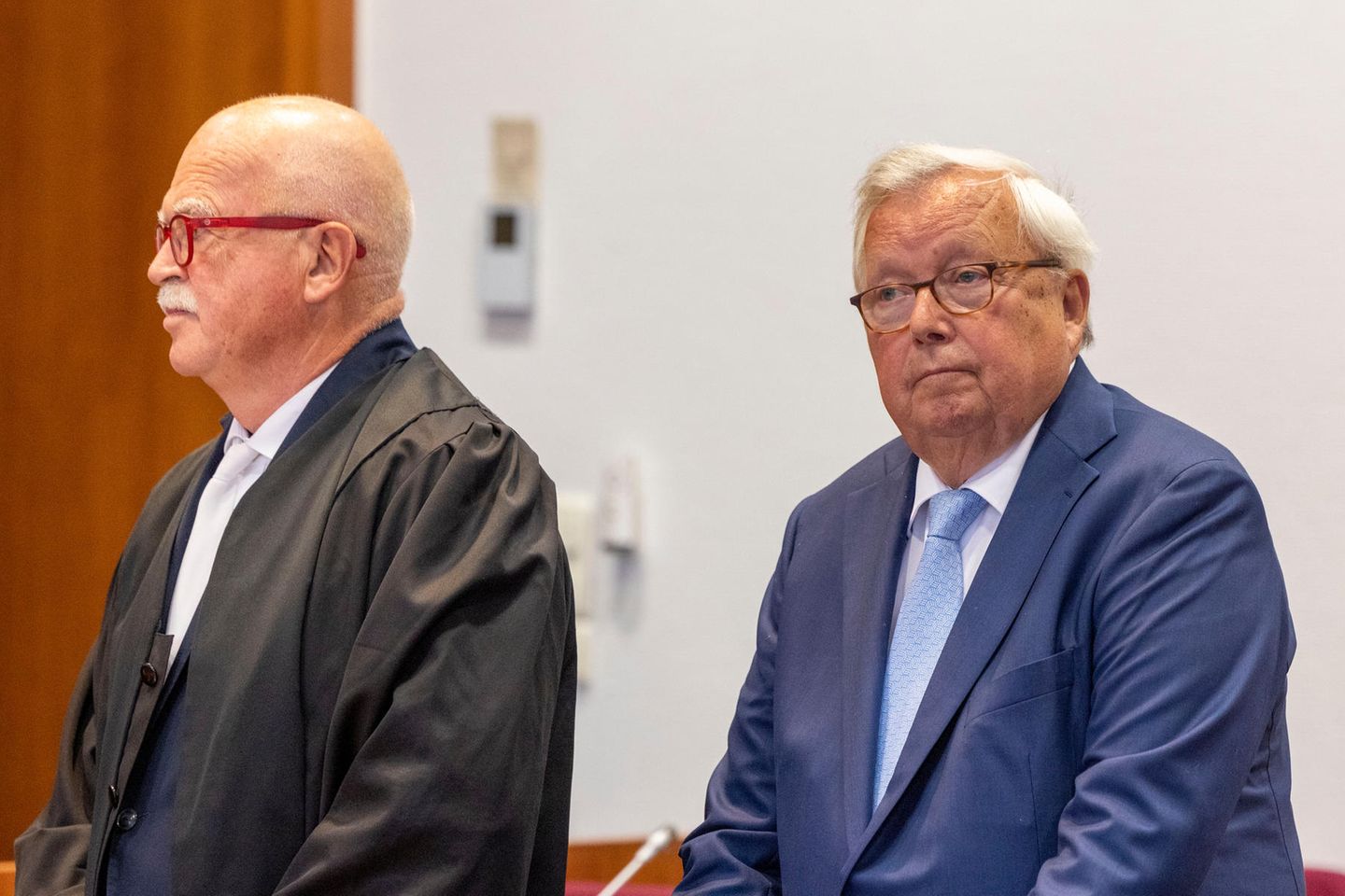 Der angeklagte Bankier Christian Olearius (r) steht neben seinem Anwalt Peter Gauweiler im Gerichtssaal des Bonner Landgerichts