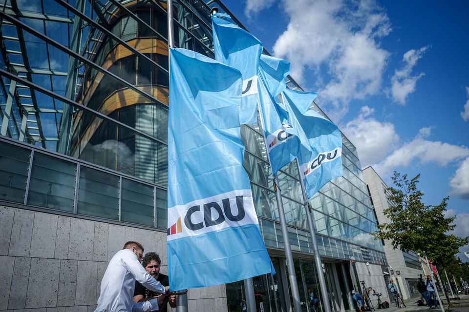 Das neue CDU-Logo ist auf Fahnen vor dem Konrad-Adenauer-Haus, der CDU-Parteizentrale, zu sehen.