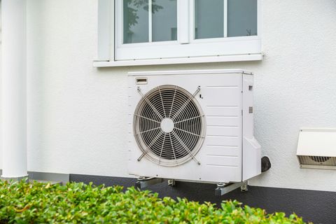 Eine Wärmepumpe an einer Hauswand
