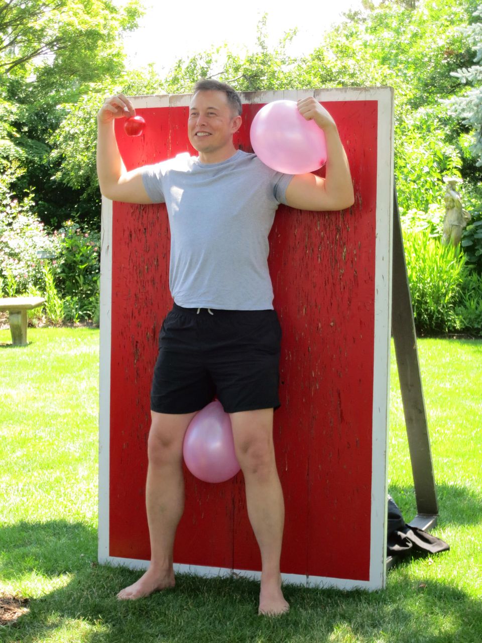 Lust am Risiko: Bei der Feier zu seinem 42. Geburtstag klemmte sich Musk einen pinkfarbenen Luftballon in den Schritt und ließ einen Messerwerfer mit verbundenen Augen darauf zielen