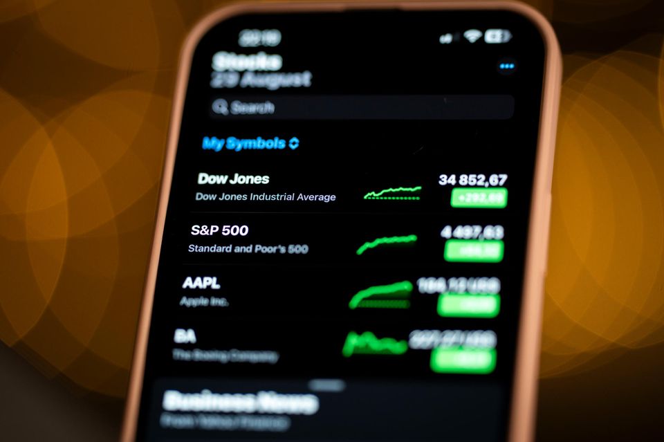 Ein Smartphone mit aktuellen Börsenkursen