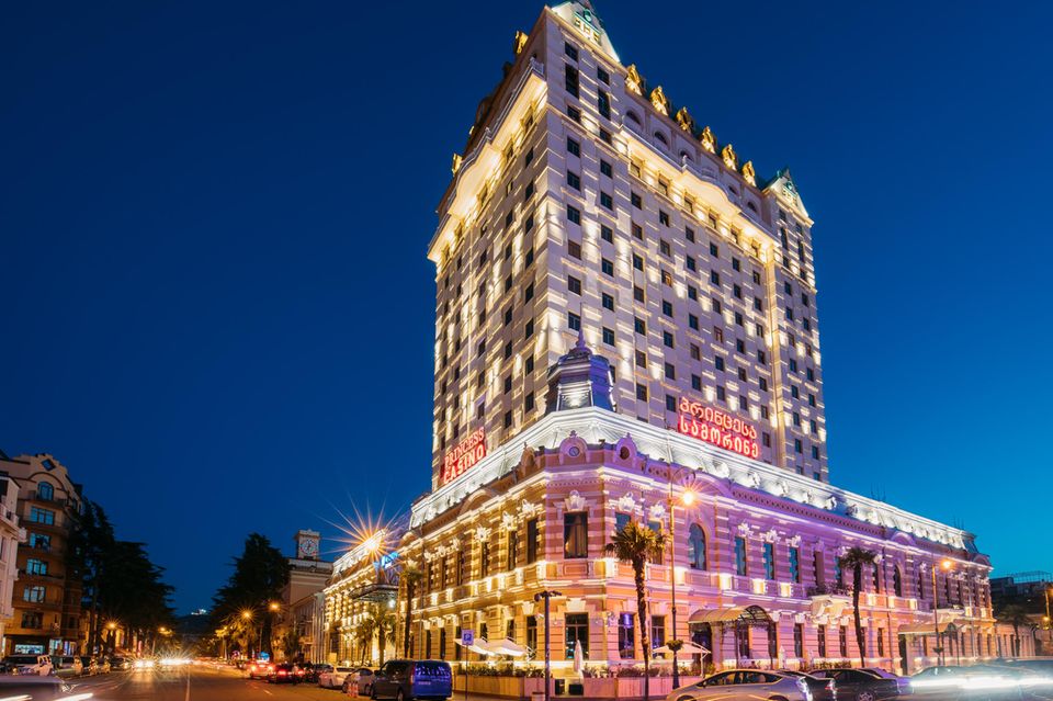 Ein Hotel der Wyndham-Gruppe in der georgischen Hafenstadt Batumi am Schwarzen Meer mit einem Casino im ersten Stockwerk.