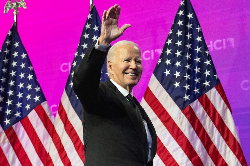 US-Präsident Joe Biden winkt von einer Bühne