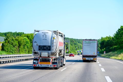Zwei Lkw auf der Autobahn