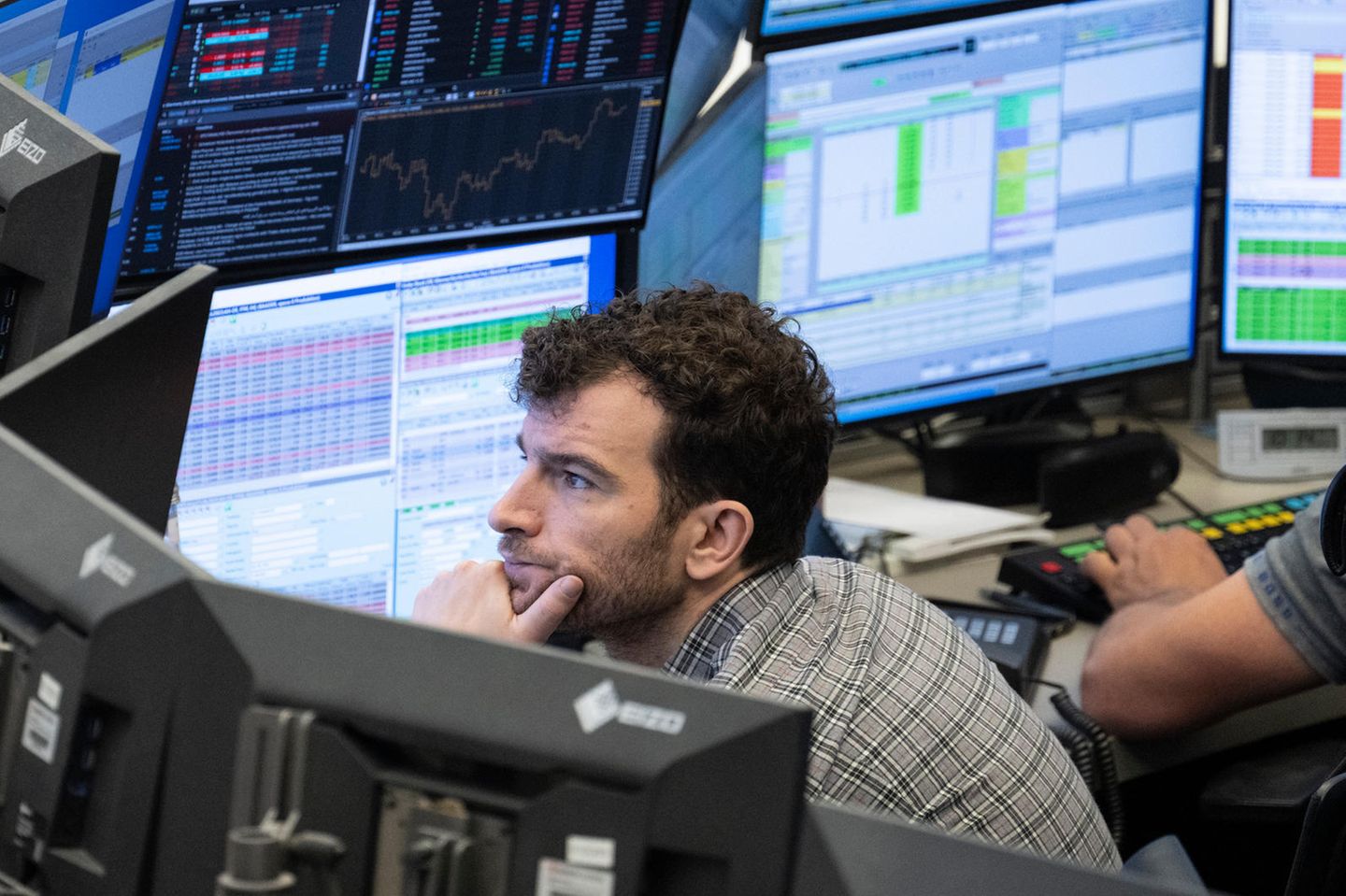 Ein Aktienhändler verfolgt die Kursentwicklung auf seinen Monitoren im Handelssaal der Deutschen Börse