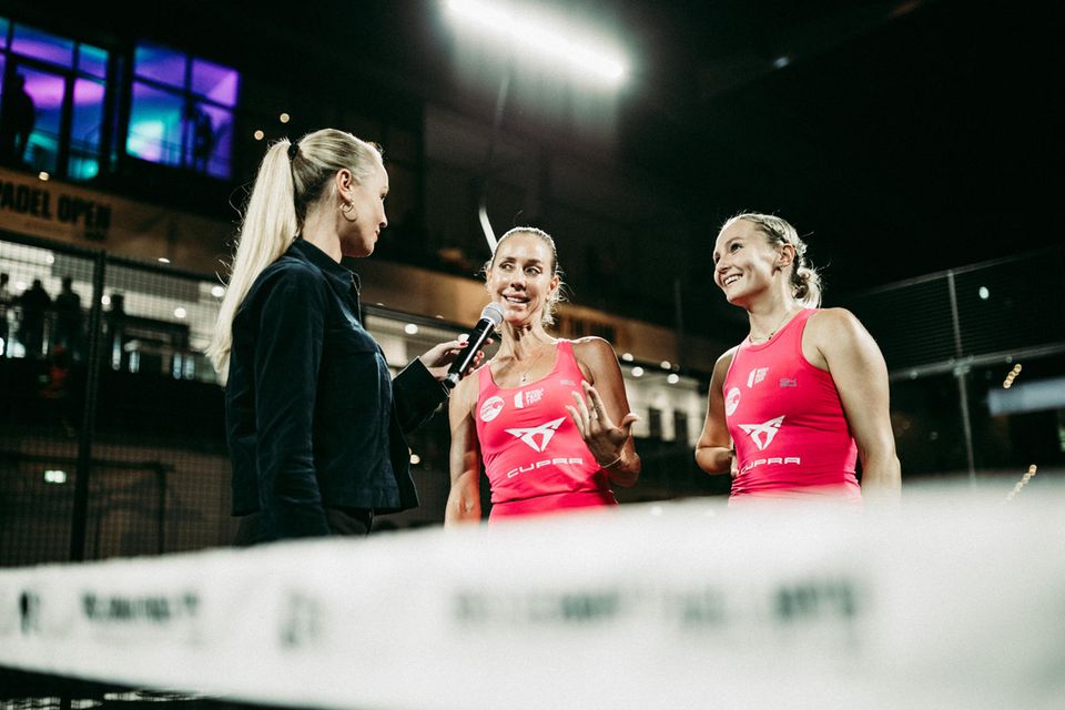 Denise Höfer, 42, (links) und Victoria Kurz, 24, sind aktuell das beste deutsche Frauen-Doppel im Padel