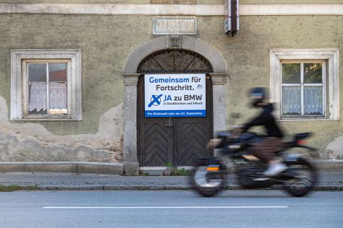 Ein Werbeplakat für die Ansiedelung einer BMW-Fabrik in Straßkirchen