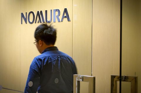 Ein Mitarbeiter betritt das Nomura-Büro in Schanghai