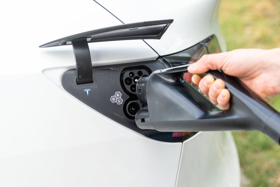 Die Bundesregierung will mehr Elektroautos wie diesen Tesla auf die Straße bringen