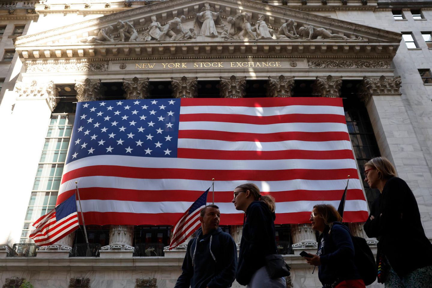 Eine riesige US-Flagge hängt an der Fassade der New Yorker Börse