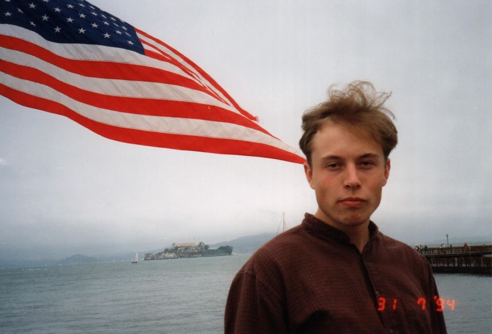 Im Sommer 1994 zog es Elon Musk für zwei Praktika an die Westküste ins Silicon Valley, wo er neue Techniken zur Stromspeicherung und -entladung für Elektroautos und Raumfahrt kennenlernte. Im Bild zu sehen: Musk vor der Küste San Franciscos
