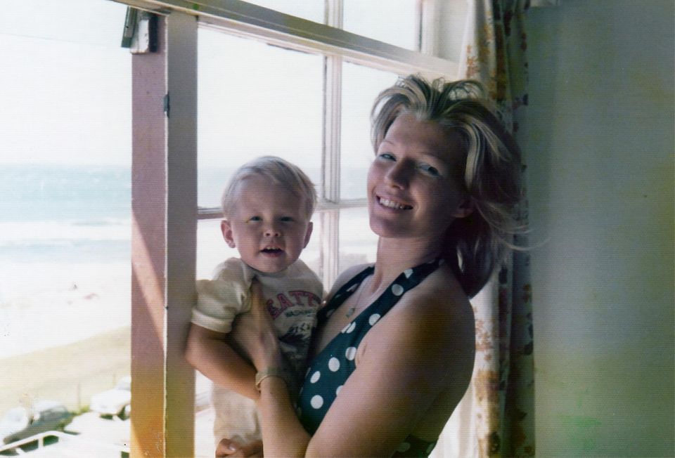 Elon Musk, geboren am 28. Juni 1971, als Baby mit Mutter Maye Musk