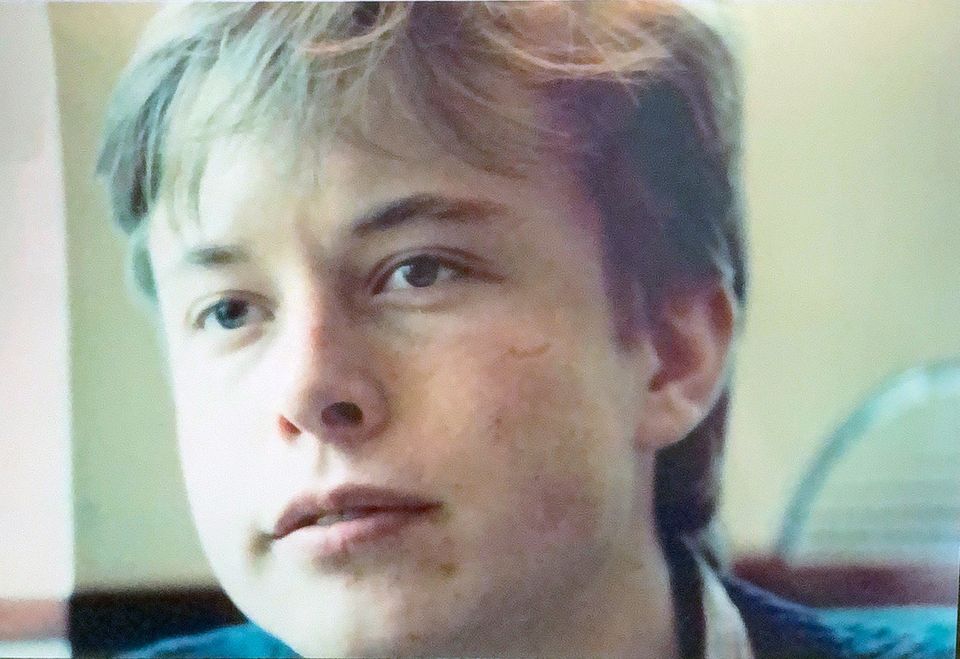 Seit seinem zehnten Lebensjahr wohnte Elon Musk mit seinem Bruder bei seinem Vater. Im Alter von 17 Jahren war das Zusammenleben laut der Biografie immer stärker von dessen Stimmungsschwankungen und verbalen Misshandlungen geprägt