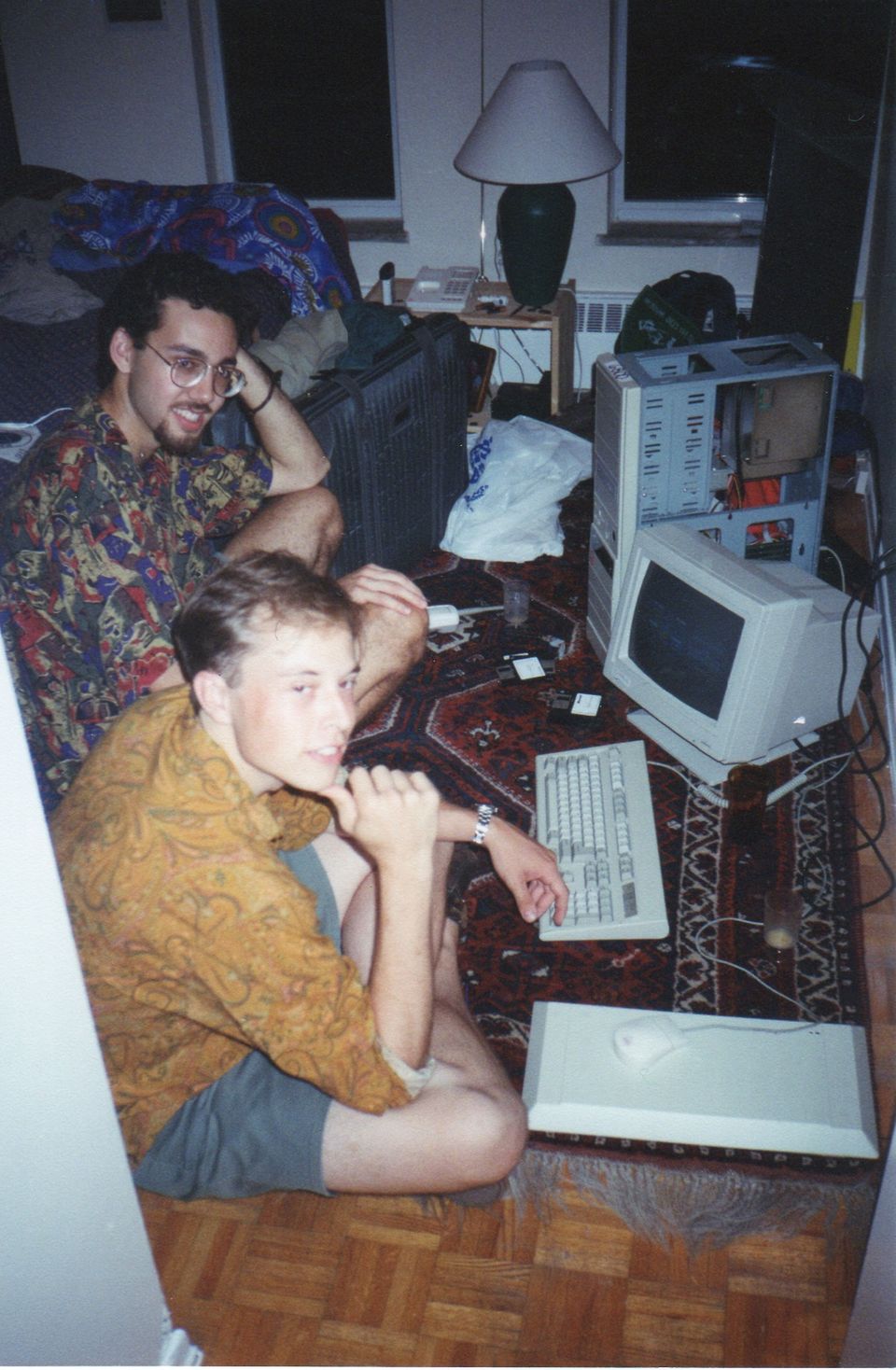 Elon Musk an der Queen's University mit seinem ersten langjährigen Freund außerhalb der Familie, Navaid Farooq. Sie teilten ihr Interesse für Computer, Brettspiele und Science Fiction