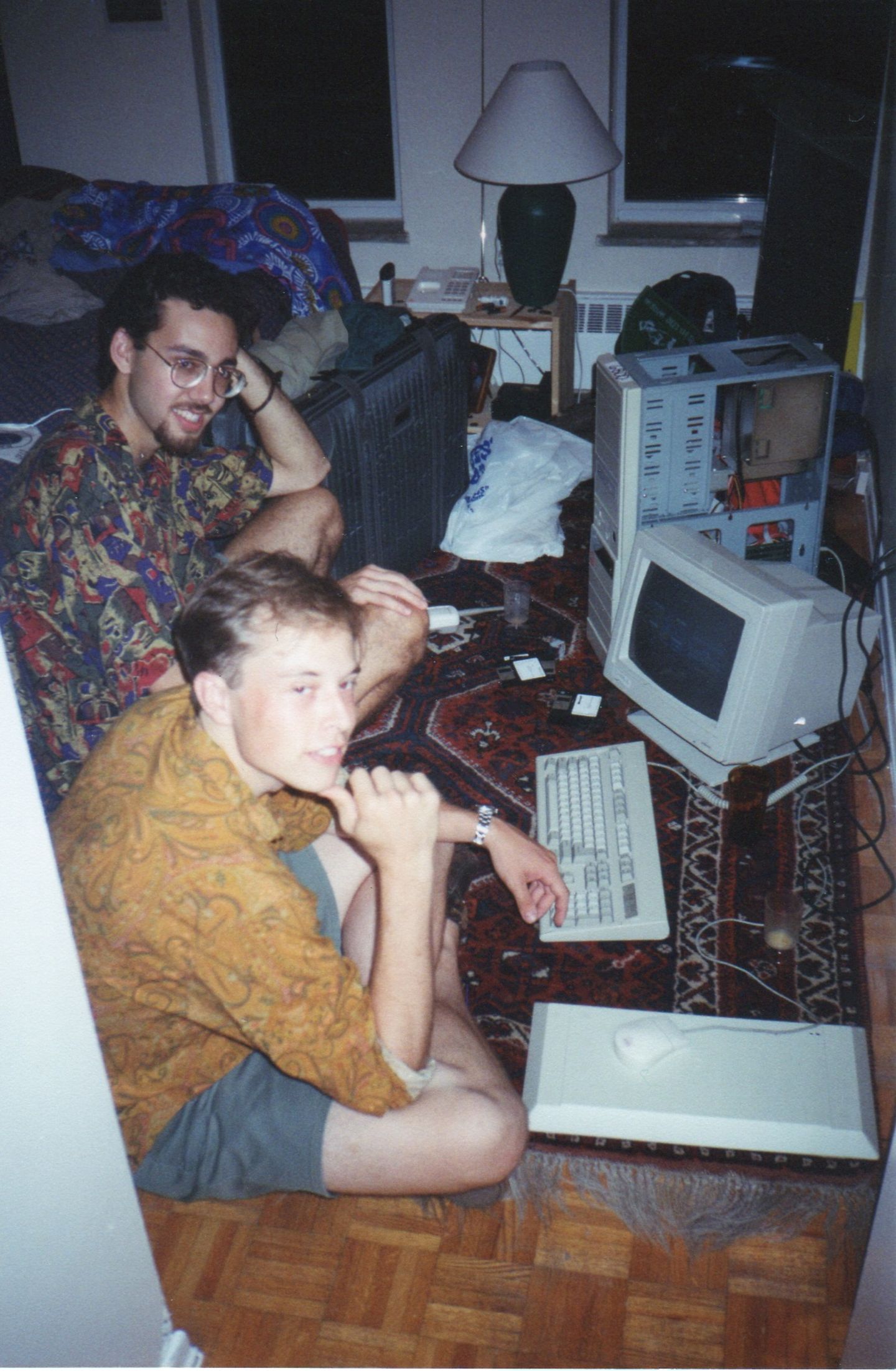 Elon Musk an der Queen's University mit seinem ersten langjährigen Freund außerhalb der Familie, Navaid Farooq. Sie teilten ihr Interesse für Computer, Brettspiele und Science Fiction